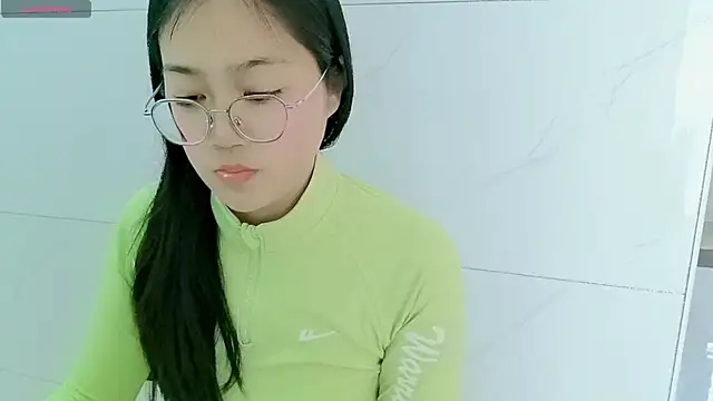 luoxuwen online show from February 28, 2025, 4:32 am