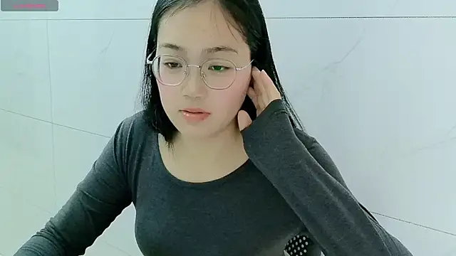 luoxuwen online show from February 27, 2025, 5:51 am