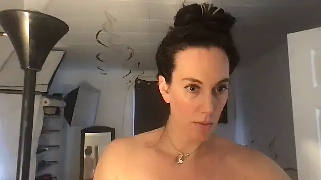 Snapshot of BonfireBonnie chatting on January 30, 2025, 8:10 pm BonfireBonnie online show from January 30, 2025, 8:10 pm