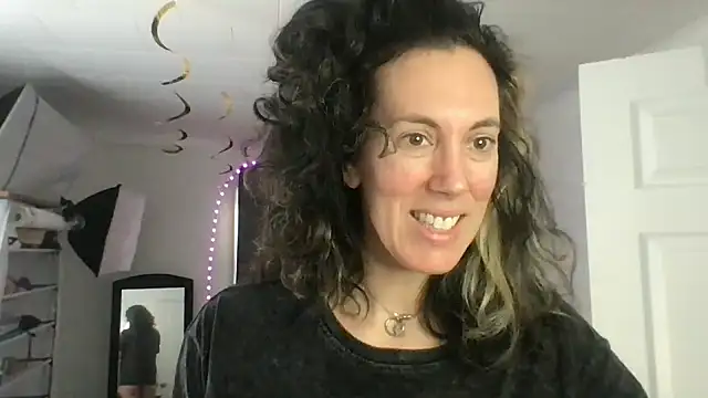 Snapshot of BonfireBonnie chatting on January 14, 2025, 2:22 pm BonfireBonnie online show from January 14, 2025, 2:22 pm