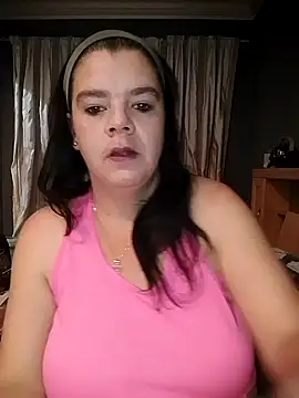 Snapshot of Hornyparratjie chatting on August 2, 2026, 2:21 am Hornyparratjie online show from August 2, 2026, 2:21 am