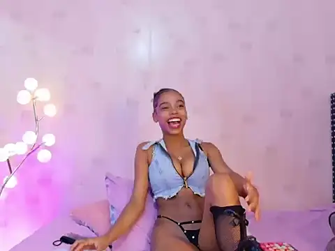 Snapshot of littleebonymommy chatting on May 2, 2026, 7:35 am littleebonymommy online show from May 2, 2026, 7:35 am