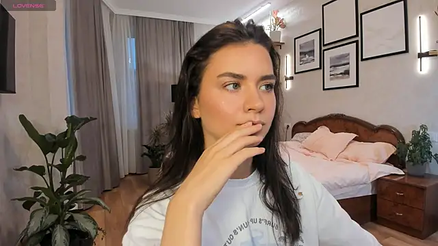 NicoleLuv online show from October 24, 2025, 1:21 pm