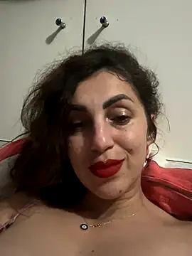 EmaSkyes online show from November 4, 2025, 7:28 pm