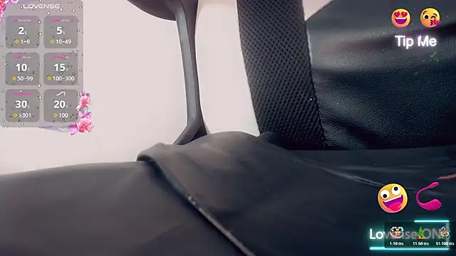 Oriana braom online show from December 15, 2025, 7:09 pm