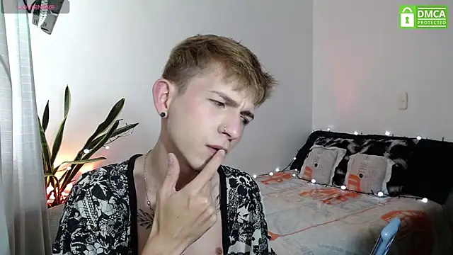 smallgiant27 online show from November 19, 2025, 8:42 pm