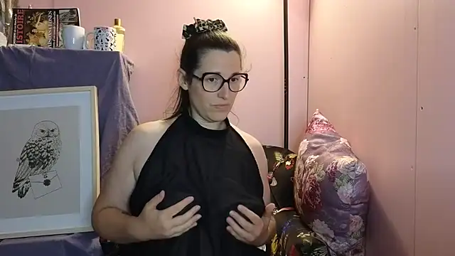 bella-louva online show from June 9, 2026, 6:42 pm