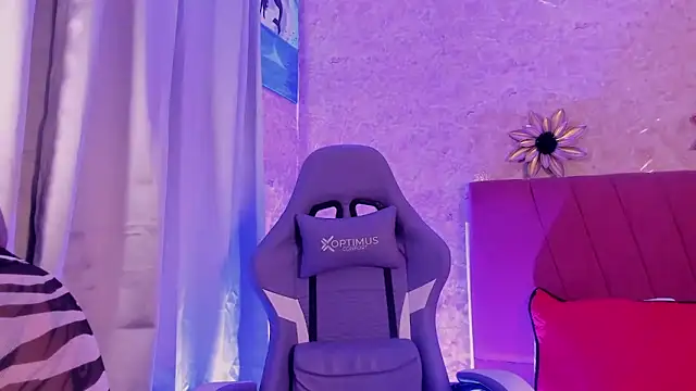 LorenaStevens online show from November 12, 2025, 1:04 pm