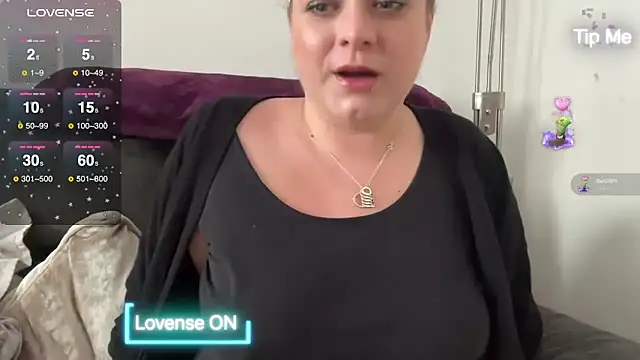 NaughtyWifeUK online show from December 6, 2024, 11:27 am