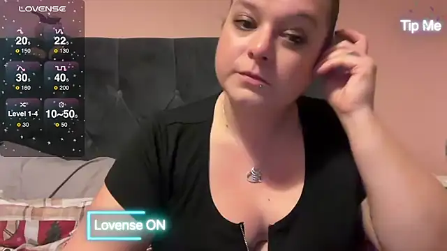 NaughtyWifeUK online show from December 6, 2024, 5:38 pm