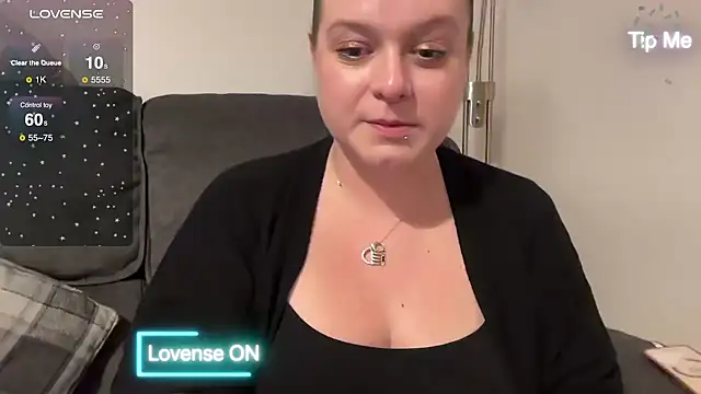 NaughtyWifeUK online show from December 4, 2024, 10:24 pm