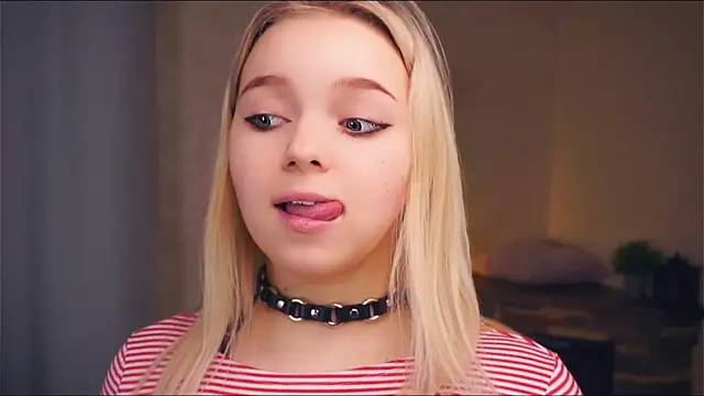 Snapshot of ZaraCreedon chatting on March 22, 2025, 11:31 pm ZaraCreedon online show from March 22, 2025, 11:31 pm