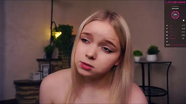 Snapshot of ZaraCreedon chatting on March 10, 2025, 4:28 am ZaraCreedon online show from March 10, 2025, 4:28 am