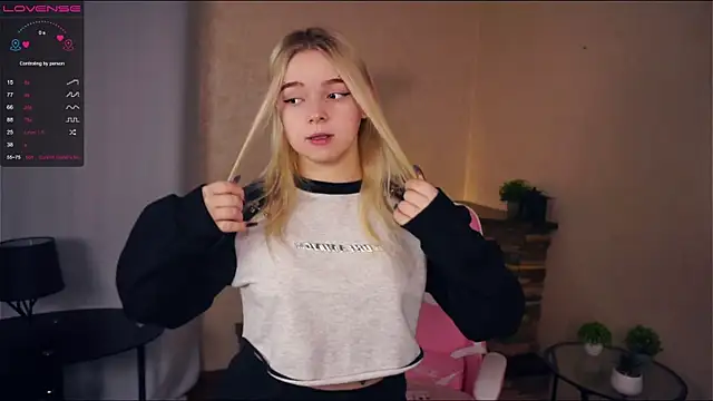 Snapshot of ZaraCreedon chatting on March 13, 2025, 7:06 pm ZaraCreedon online show from March 13, 2025, 7:06 pm