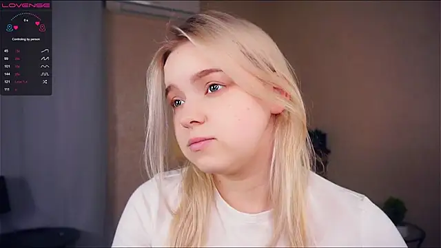 Snapshot of ZaraCreedon chatting on March 19, 2025, 10:20 pm ZaraCreedon online show from March 19, 2025, 10:20 pm