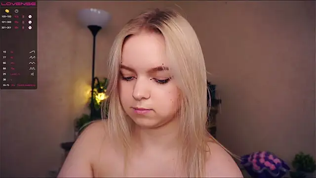 Snapshot of ZaraCreedon chatting on March 8, 2025, 1:28 am ZaraCreedon online show from March 8, 2025, 1:28 am