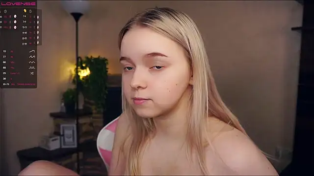 Snapshot of ZaraCreedon chatting on March 3, 2025, 2:22 am ZaraCreedon online show from March 3, 2025, 2:22 am