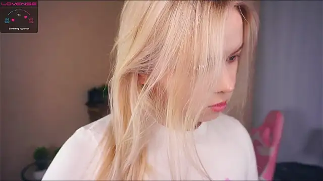 Snapshot of ZaraCreedon chatting on March 19, 2025, 7:17 pm ZaraCreedon online show from March 19, 2025, 7:17 pm