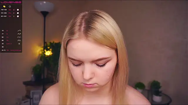 Snapshot of ZaraCreedon chatting on March 13, 2025, 1:32 am ZaraCreedon online show from March 13, 2025, 1:32 am