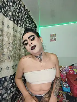 Perla Hotcortes online show from June 27, 2026, 10:32 am