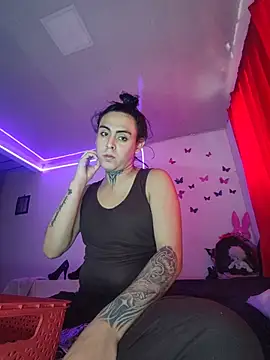 Perla Hotcortes online show from July 27, 2026, 9:22 pm