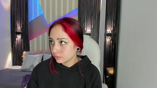 emily layton online show from October 31, 2025, 1:52 pm