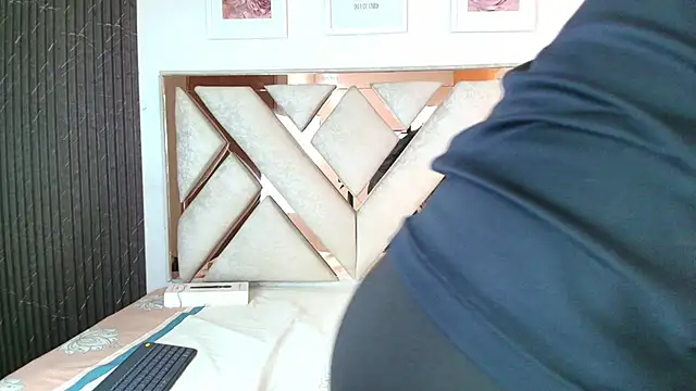 Alison Chan  online show from November 25, 2025, 2:28 pm