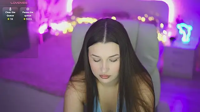 Snapshot of OneLaya chatting on October 6, 2025, 8:15 am OneLaya online show from October 6, 2025, 8:15 am