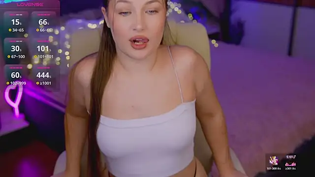 Snapshot of OneLaya chatting on November 18, 2025, 3:15 pm OneLaya online show from November 18, 2025, 3:15 pm