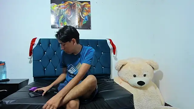 Snapshot of AXEL_AND_THOMAS chatting on December 22, 2024, 1:44 pm AXEL AND THOMAS online show from December 22, 2024, 1:44 pm