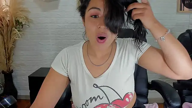 Snapshot of Aisha_09 chatting on March 5, 2025, 2:34 pm Aisha 09 online show from March 5, 2025, 2:34 pm