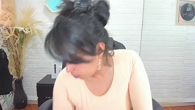 Snapshot of Aisha_09 chatting on February 21, 2025, 3:43 pm Aisha 09 online show from February 21, 2025, 3:43 pm