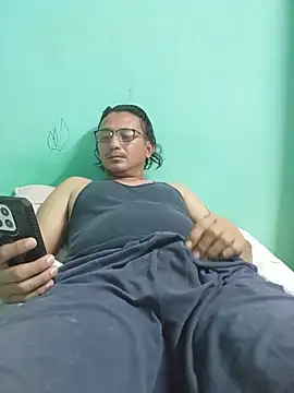 Andresguz35 online show from July 9, 2026, 2:34 am