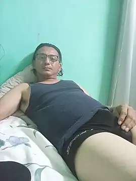 Andresguz35 online show from July 14, 2026, 4:17 am