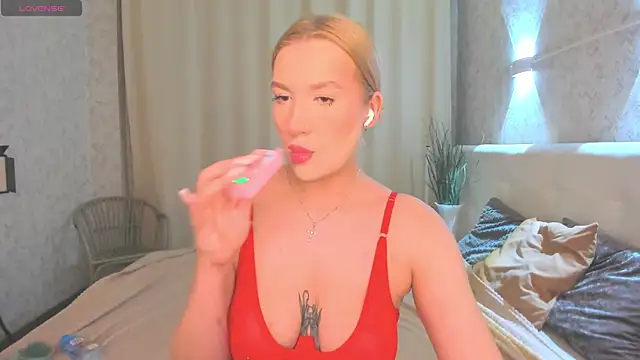 Emma  Leee online show from March 18, 2026, 1:09 am