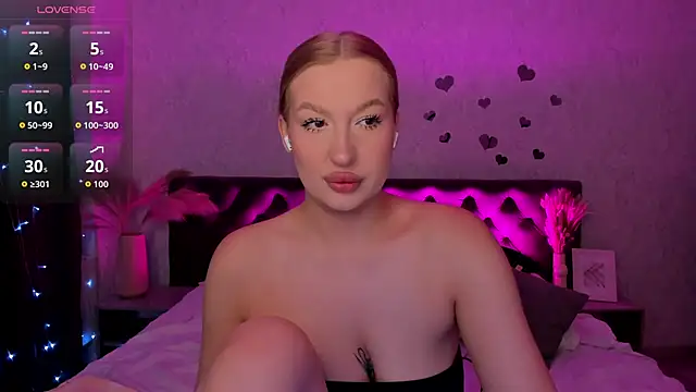 Emma  Leee online show from October 13, 2025, 12:01 am