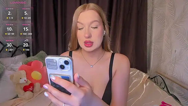 Emma  Leee online show from September 25, 2025, 12:05 am