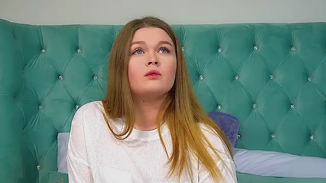 CrystalLyons online show from September 28, 2025, 6:04 pm