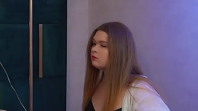 CrystalLyons online show from December 20, 2025, 6:05 am