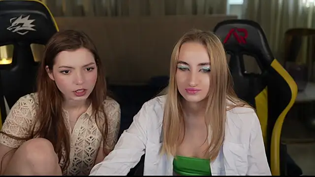 Snapshot of Michelle_054 chatting on February 17, 2025, 11:44 am Michelle 054 online show from February 17, 2025, 11:44 am