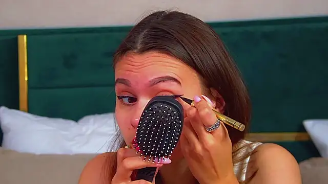 PollyLanders online show from September 29, 2025, 6:24 pm