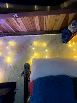 SophiaWeestt99 online show from October 17, 2025, 3:43 am