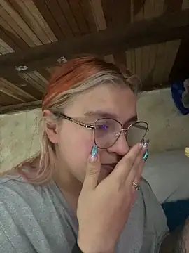 SophiaWeestt99 online show from September 29, 2025, 1:45 am