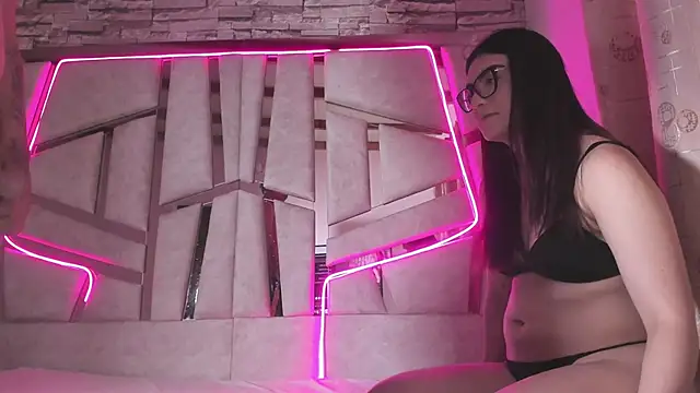 mia and austin online show from September 30, 2025, 1:22 am