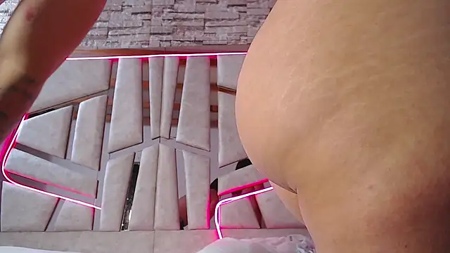 mia and austin online show from February 14, 2025, 1:56 am