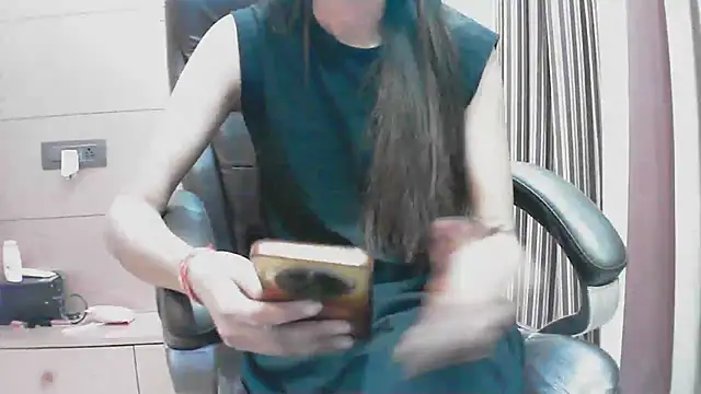 collage hoty online show from September 25, 2025, 8:15 pm