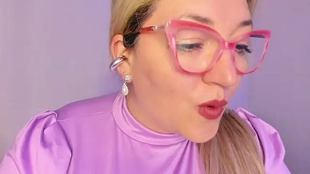 Naty Mature  online show from November 19, 2025, 5:35 pm