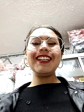 lara moon25 online show from January 3, 2025, 7:29 pm