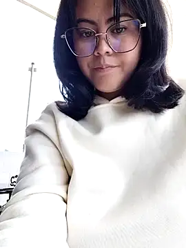 lara moon25 online show from November 4, 2025, 8:12 pm