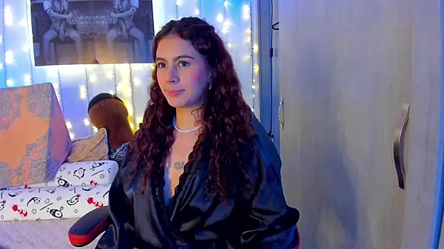 Sophiee Hill online show from March 18, 2025, 8:50 am